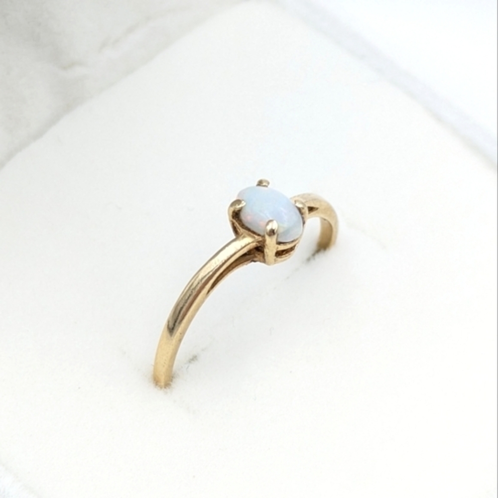 Vintage Gold Opal Solitaire Ring In Size 6.